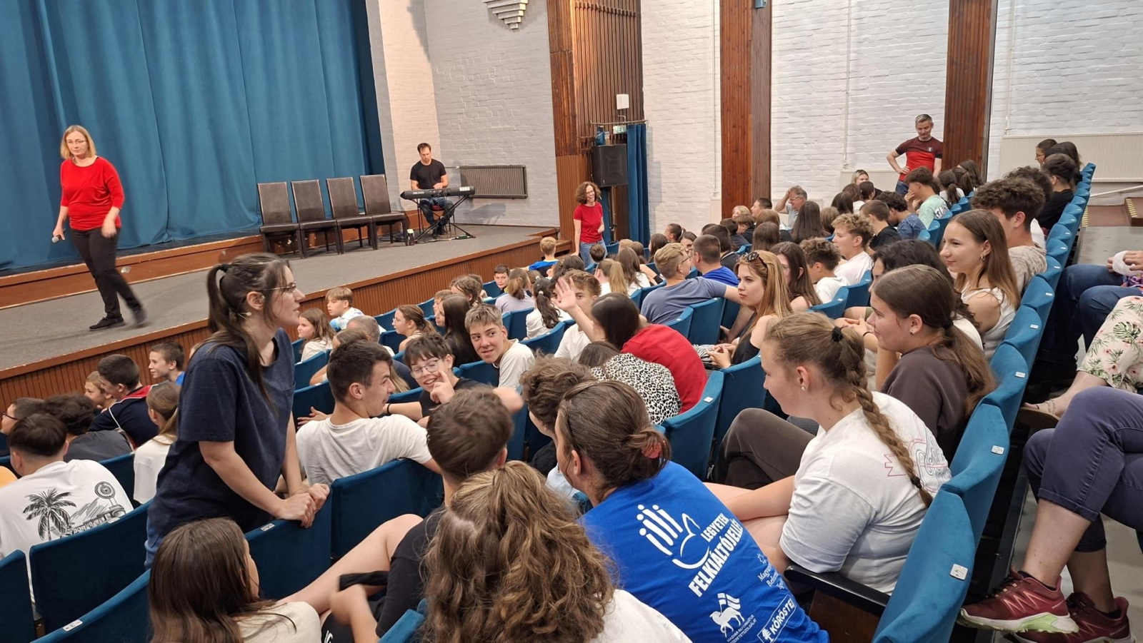 Mobil a családom? – a Momentán Társulat előadása Erőss-diákoknak